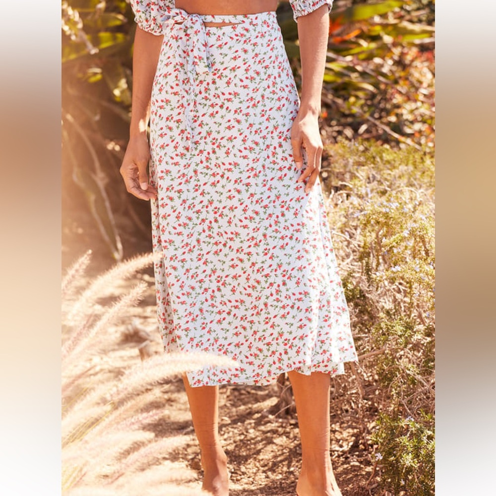 Lulu’s Sunny Expectations Blue Floral Print Midi Wrap Skirt, size small.